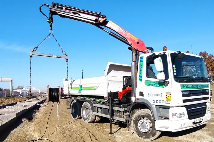 Chantier de levage avec grue